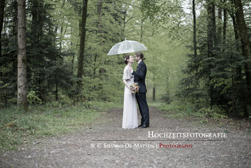Romantische Hochzeit im grünen Wald mit Hochzeitsfotograf Silvano De Matteis