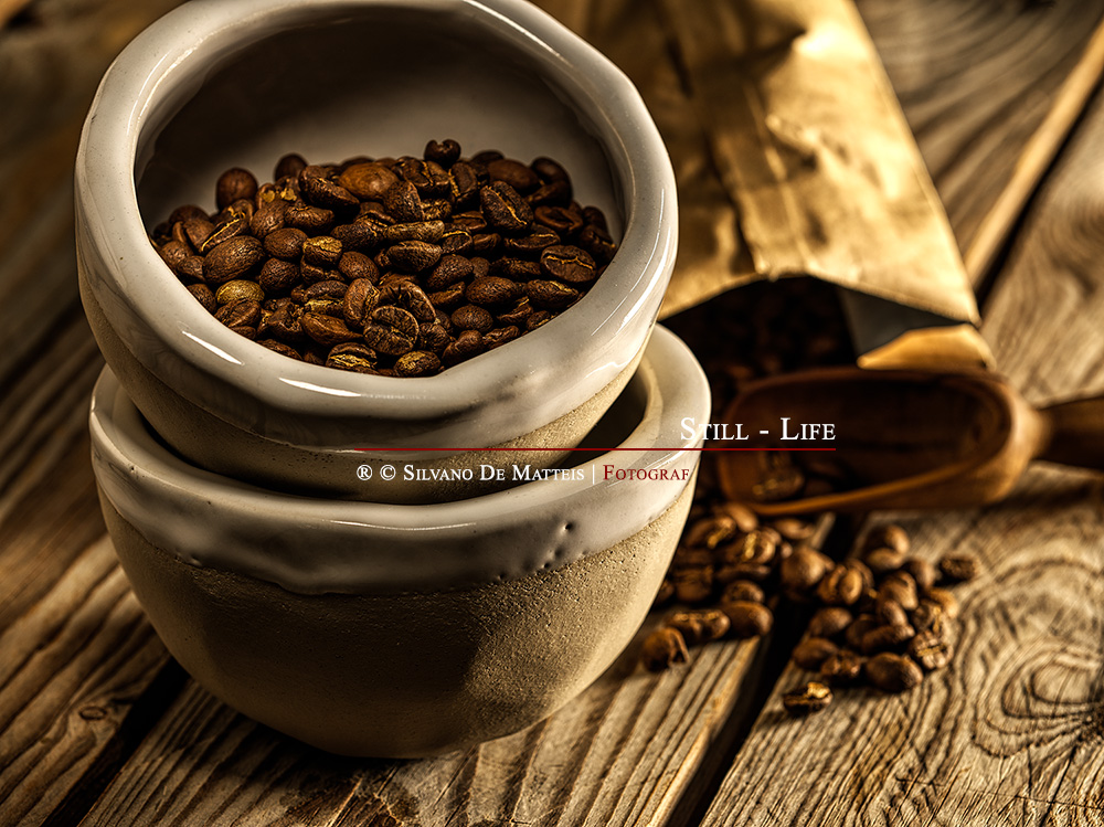 Stil Leben mit Kaffeebohnen und Keramikschalen.