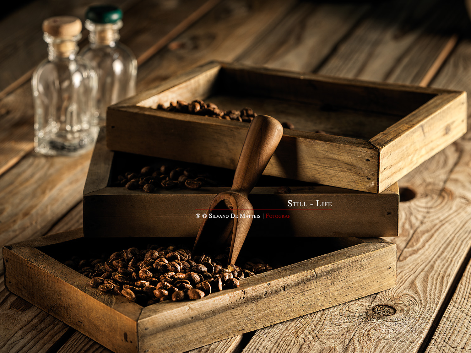 Stil Leben mit Kaffeebohnen und Holzschubladen.